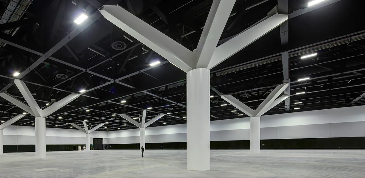 The roof structure of an empty exhibition hall